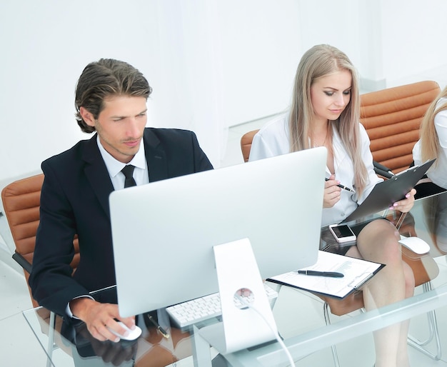 Grupo empresarial en un taller en la oficina.