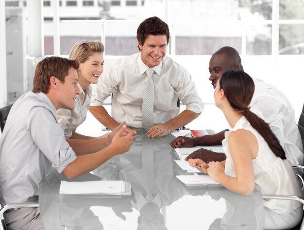 Foto grupo empresarial trabajando e interactuando entre sí