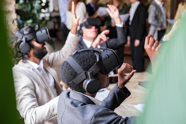 Grupo empresarial usando óculos de realidade virtual para melhorar com tecnologia