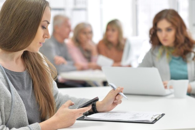 Grupo de empresarios activos trabajando