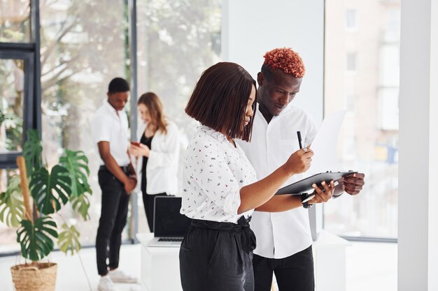 Grupo de empresarios afroamericanos que trabajan juntos en la oficina