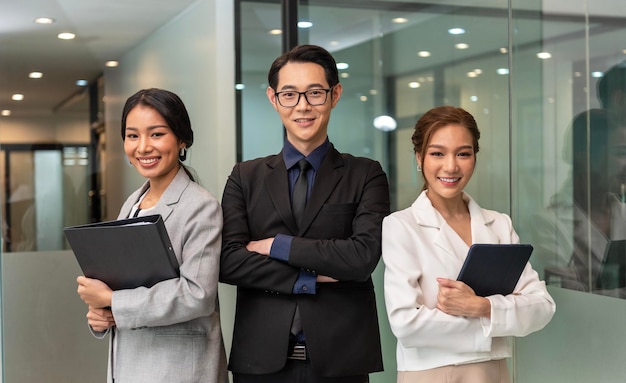 Grupo de empresarios asiáticos con los brazos cruzados en el cargo