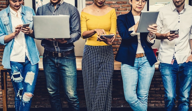 Foto grupo de empresarios asiáticos y multiétnicos que usan la tecnología mobile =