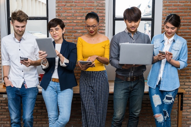 Foto grupo de empresarios asiáticos y multiétnicos que usan la tecnología