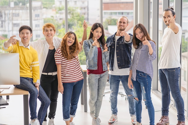 Grupo de empresarios asiáticos y multiétnicos con traje casual en el lugar de trabajo moderno