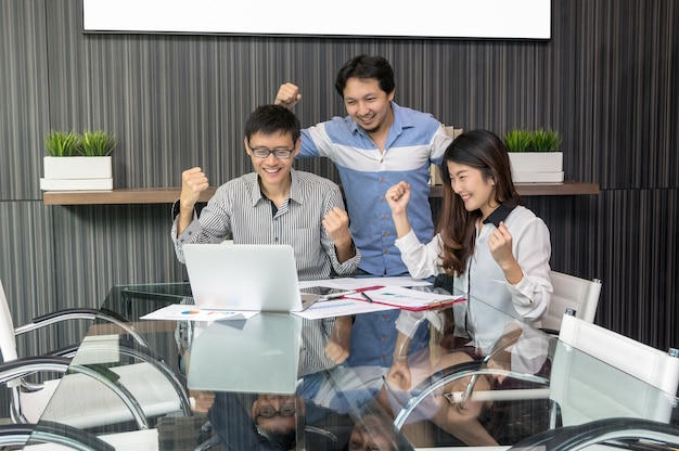 Grupo de empresarios asiáticos con traje casual trabajando