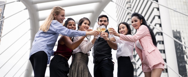 Grupo de empresarios celebran bebiendo vino.