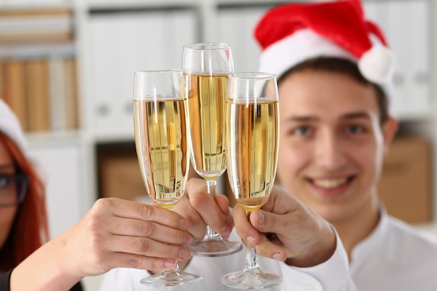 Un grupo de empresarios celebrando la Navidad.