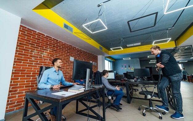 Grupo de empresarios y desarrolladores de software trabajando en equipo en la oficina