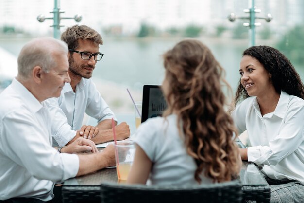 Grupo de empresarios discutiendo los aspectos financieros de un nuevo contrato