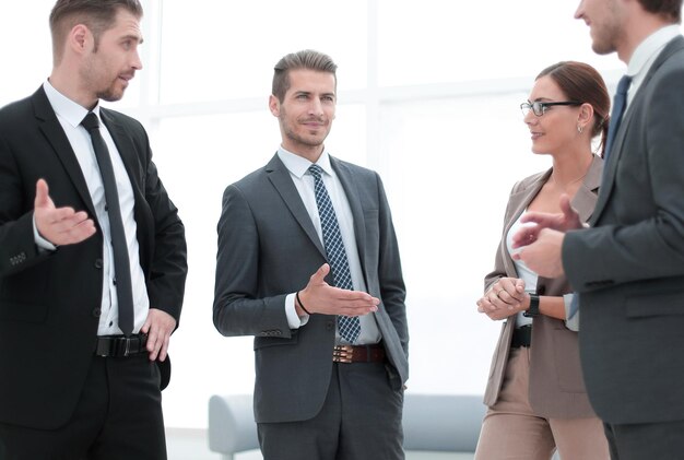 Grupo de empresarios discutiendo intereses comunes el concepto de trabajo en equipo