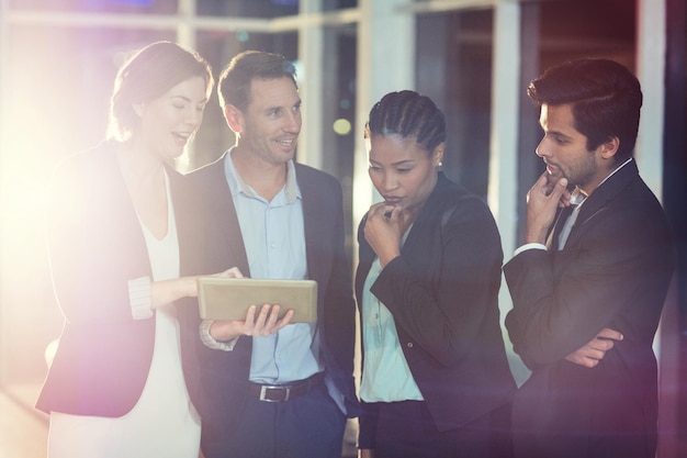 Grupo de empresarios discutiendo juntos sobre tableta digital