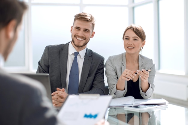 Grupo de empresarios discutiendo un nuevo proyecto financiero