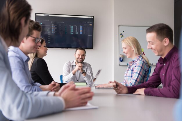 Grupo de empresarios discutiendo el plan de negocios en la oficina