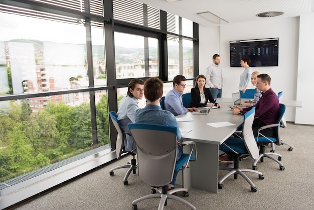 Grupo de empresarios discutiendo el plan de negocios en la oficina