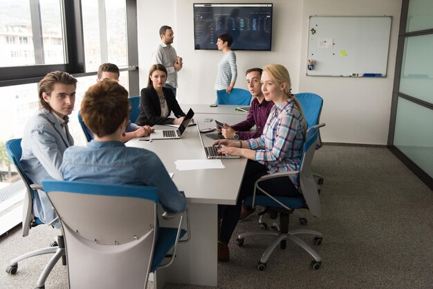 Grupo de empresarios discutiendo el plan de negocios en la oficina