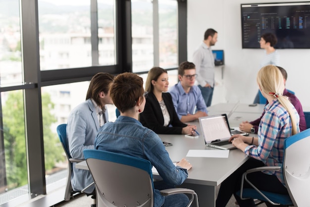 Grupo de empresarios discutiendo el plan de negocios en la oficina