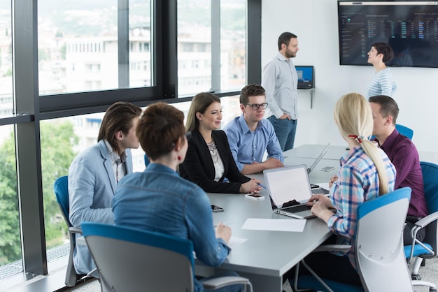 Grupo de empresarios discutiendo el plan de negocios en la oficina