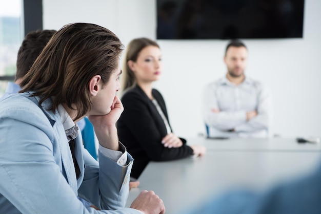 Grupo de empresarios discutiendo el plan de negocios en la oficina