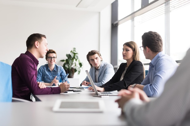 Grupo de empresarios discutiendo el plan de negocios en la oficina