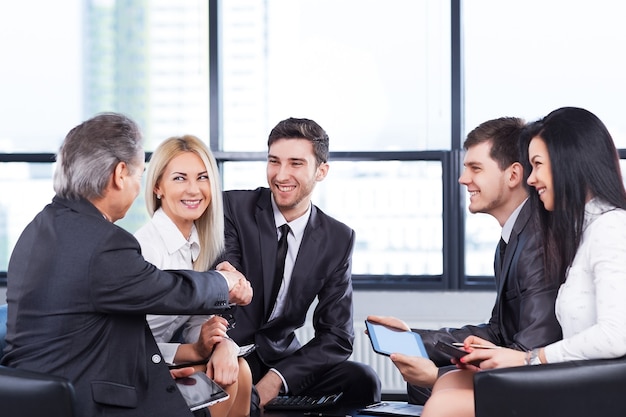 Un grupo de empresarios discutiendo la política de la empresa en la oficina.