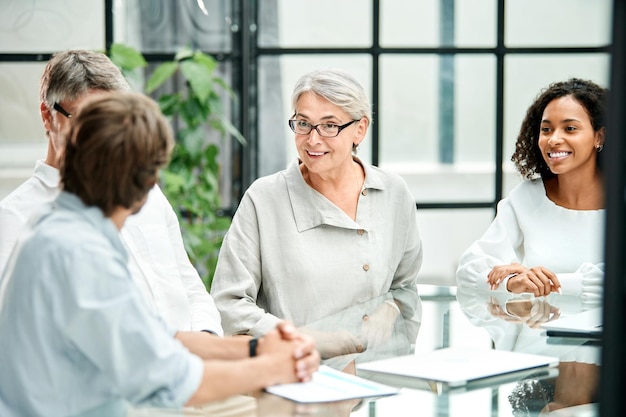 Grupo de empresarios discutiendo los términos de un nuevo contrato