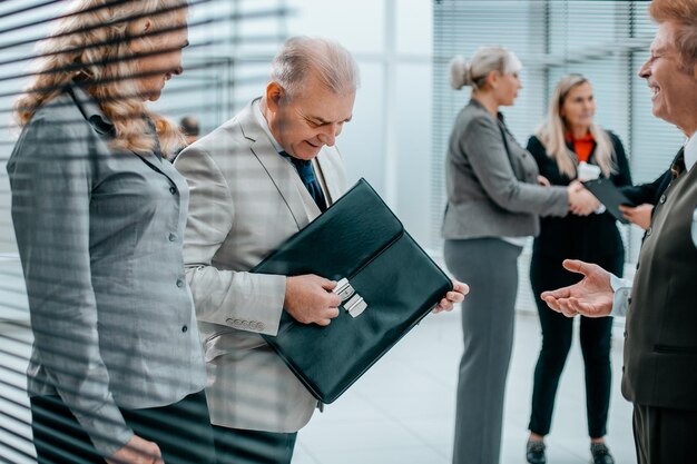 Grupo de empresarios se están preparando para el inicio de la reunión de trabajo.