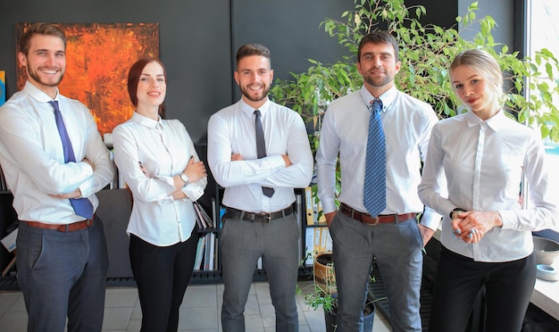 Foto grupo de empresarios exitosos en el fondo de la oficina