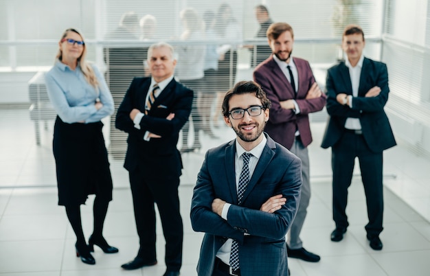 Grupo de empresarios exitosos de pie en la oficina. foto con espacio de copia