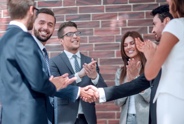 Foto grupo de empresarios felicita a los socios por el grandioso trato