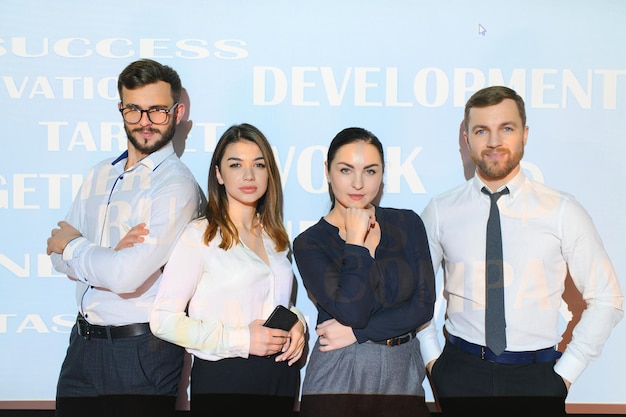 Foto grupo de empresarios en el fondo de palabras motivacionales