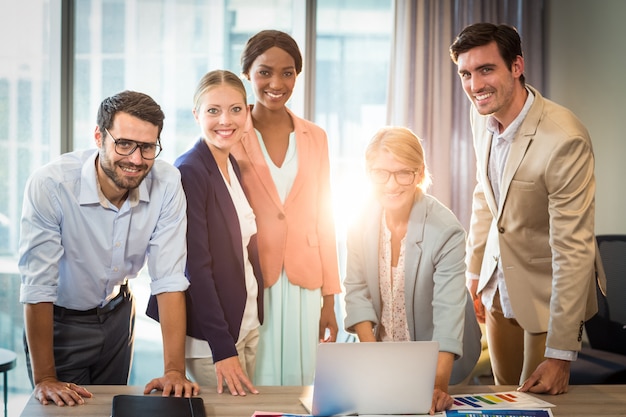 Foto grupo de empresarios interactuando con laptop