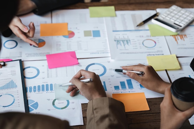 Grupo de empresarios intercambian ideas discutiendo las finanzas y la economía actuales sobre el papeleo de inversión de la empresa en la sala de reuniones