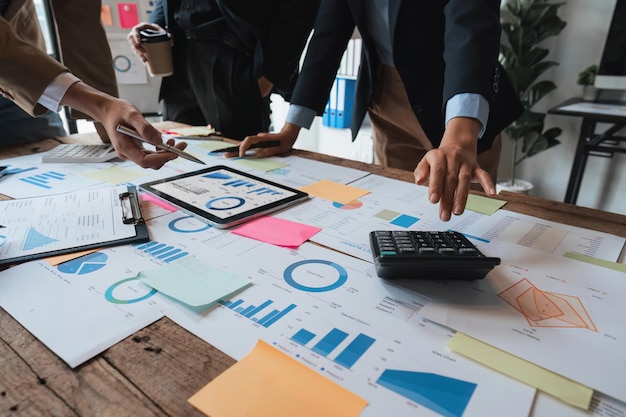 Grupo de empresarios intercambian ideas discutiendo las finanzas y la economía actuales sobre el papeleo de inversión de la empresa en la sala de reuniones