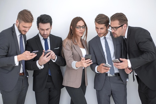 Grupo de empresarios leyendo SMS en sus teléfonos inteligentes personas y tecnología