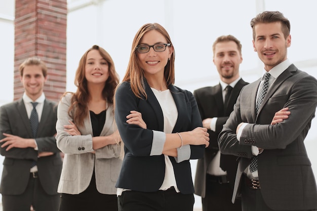 Foto grupo de empresarios con líder empresario en primer plano