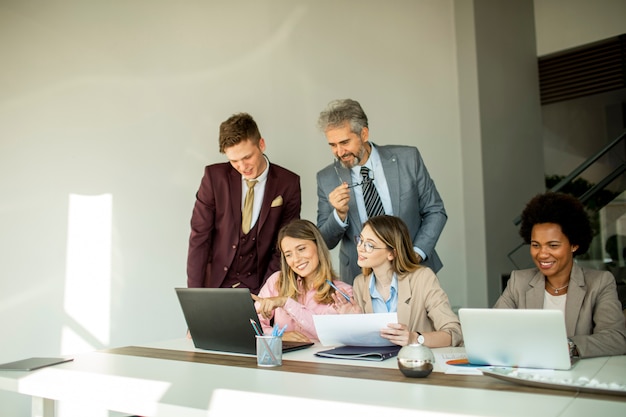 Grupo de empresarios multiétnicos trabajando juntos en la oficina