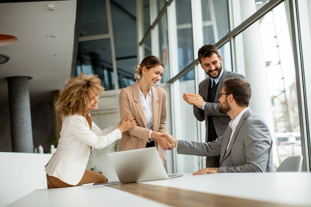 Grupo de empresarios multiétnicos trabajando juntos en la oficina