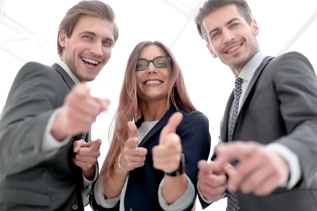 Foto un grupo de empresarios de pie y señalándote