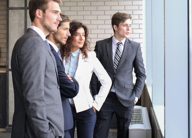 Foto grupo, de, empresarios, posición, juntos, en, oficina