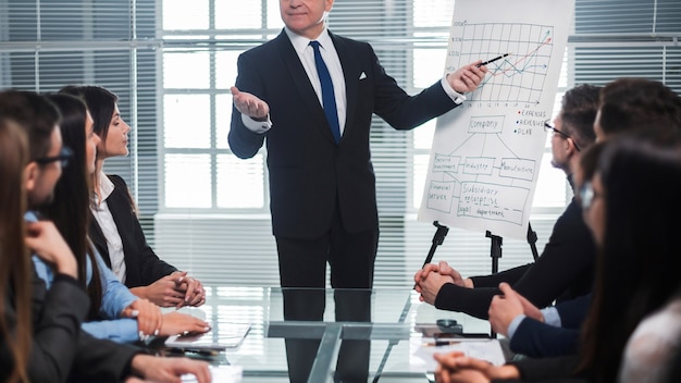 Grupo de empresarios en una presentación en una oficina moderna. concepto de negocio