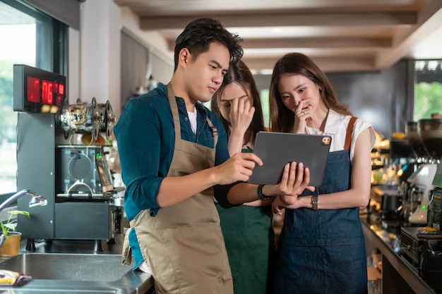 Grupo de empresarios propietarios de cafeterías debaten sobre el concepto de pequeñas empresas de ingresos empresariales