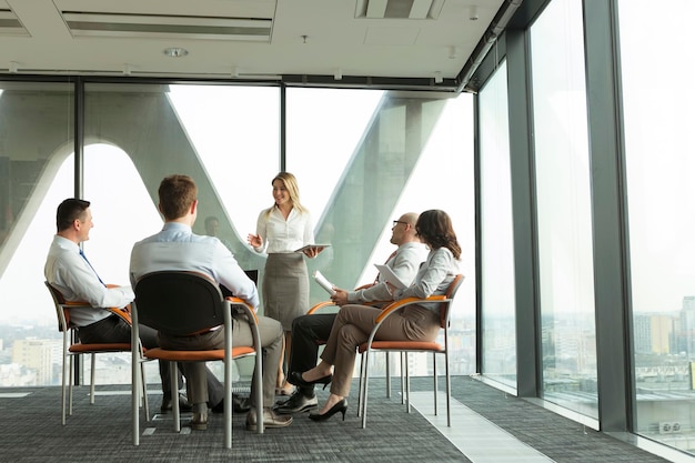 Grupo de empresarios que asisten a un seminario