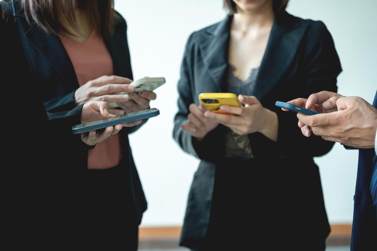 Foto grupo de empresarios que usan teléfonos inteligentes