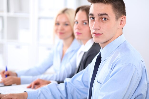 Grupo de empresarios reunidos en el fondo de la oficina