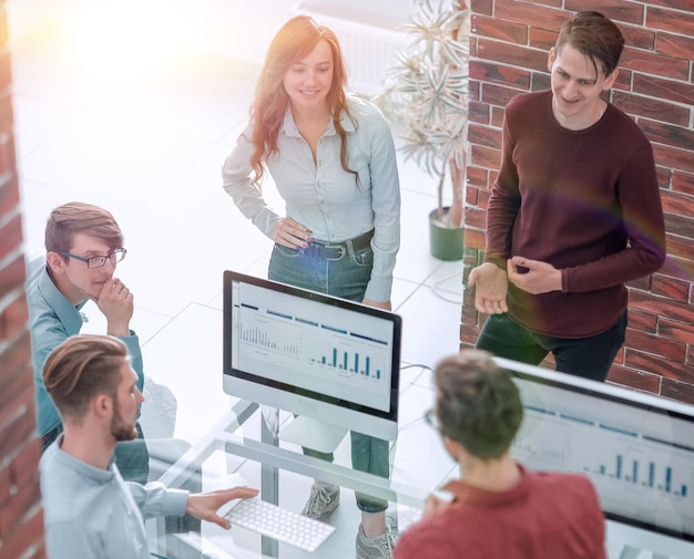 Grupo de empresarios reunidos en la oficina