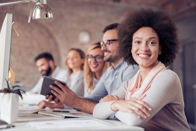 Grupo de empresarios reunidos en la oficina