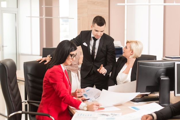 Grupo de empresarios reunidos en la oficina