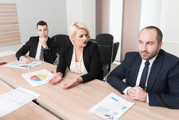 Grupo de empresarios reunidos en la oficina