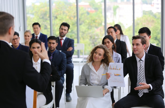 grupo de empresarios en seminario o reunión